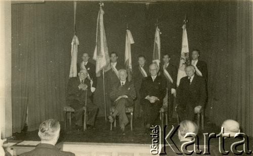 1956, Buenos Aires, Argentyna.
25-lecie powstania Związku Polaków w Argentynie. Na scenie byli prezesi Związku (od lewej siedzą): Stanisław Czyżewski Bolesław Schreiber, Stanisław Śliwiński, Stanisław Pyzik.
Fot. NN, zespół nr 19 