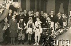 1966-1970, Buenos Aires, Argentyna.
Prezydent Argentyny generał Juan Carlos Onganía z działaczami polonijnymi (J. Zawisza, Z. Kulpiński, Z. Grzeszczak i Florkowski) i dziećmi.
Fot. NN, zespół nr 19 