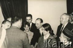 1966-1970, Buenos Aires, Argentyna.
Prezydent Argentyny generał Juan Carlos Ongania wita się z działaczami polonijnymi.
Fot. NN, zespół nr 19 
