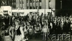 1956, Buenos Aires, Argentyna
Demonstracja argentyńskiej Polonii zorganizowana w odpowiedzi na wydarzenia związane z  Poznańskim Czerwcem 1956. 
Fot. Alvi, zbiory Biblioteki Polskiej im. Ignacego Domeyki w Buenos Aires (Biblioteca Polaca Ignacio Domeyko)
