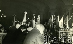 1956, Buenos Aires, Argentyna
Msza święta z udziałem argentyńskiej Polonii zorganizowana po wydarzeniach związane z  Poznańskim Czerwcem 1956. 
Fot. Alvi, zbiory Biblioteki Polskiej im. Ignacego Domeyki w Buenos Aires (Biblioteca Polaca Ignacio Domeyko)
