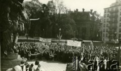 1956, Buenos Aires, Argentyna
Demonstracja argentyńskiej Polonii zorganizowana w odpowiedzi na wydarzenia związane z  Poznańskim Czerwcem 1956. 
Fot. Alvi, zbiory Biblioteki Polskiej im. Ignacego Domeyki w Buenos Aires (Biblioteca Polaca Ignacio Domeyko)
