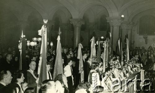1956, Buenos Aires, Argentyna
Msza święta z udziałem argentyńskiej Polonii zorganizowana po wydarzeniach związane z  Poznańskim Czerwcem 1956. 
Fot. Alvi, zbiory Biblioteki Polskiej im. Ignacego Domeyki w Buenos Aires (Biblioteca Polaca Ignacio Domeyko)
