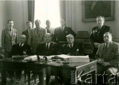 lata 30., Buenos Aires, Argentyna.
Działacze polonijni, 2. od lewej siedzi Juliusz Nowiński. 
Fot. NN, zbiory Biblioteki Polskiej im. Ignacego Domeyki w Buenos Aires