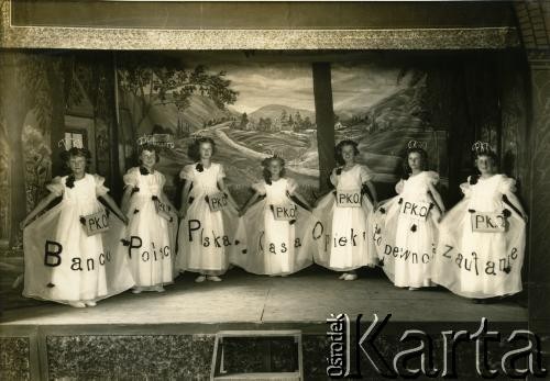 30.10.1936, Buenos Aires, Argentyna.
Międzynarodowy Dzień Oszczędności – przedstawienie wystawiane przez dzieci. Z sukien dziewczynek układa się hasło: 