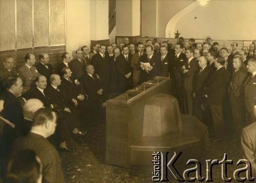 1936, Buenos Aires, Argentyna.
Otwarcie Banku Polska Kasa Opieki SA w Buenos Aires. Wśród uczestników uroczystości m.in. biskup Devoto, wiceprezydent Argentyny dr Julio Rosa, generał Camilo Idoate, syndyk Banku Polskiej Kasy Opieki SA dr Barran i dr. Edward Crespo, konsul Wacław Dostal. Przemawia wiceprezes Banku Polskiej Kasy Opieki SA Julian Nowiński.
Fot. NN, zbiory Biblioteki Polskiej im. Ignacego Domeyki w Buenos Aires (Biblioteca Polaca Ignacio Domeyko)