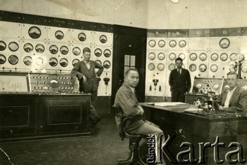 1934, Gdynia, Polska.
Inżynier Zygmunt Kiciński w Elektrowni Marynarki Wojennej. Inż. Z.Kiciński po wyemigrowaniu do Argentyny zorganizował w argentyńskim przedsiębiorstwie Państwowym “Elektrodinie” sekcję wysokiego napięcia. Następnie razem z inż. Ostromęckim założyli przedsiębiorstwo “Adelphia”. 
Fot. NN, kolekcja Zygmunta Kicińskiego, zbiory Biblioteki Polskiej im. Ignacego Domeyki w Buenos Aires (Biblioteca Polaca Ignacio Domeyko), reprodukcje cyfrowe w Ośrodku KARTA w Warszawie (sygn.oryg.56)



