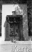 Po 1945, Paryż, Francja.
Maria Świeczewska od bramą 