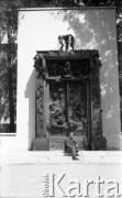 Po 1945, Paryż, Francja.
Karol Świeczewski pod bramą 