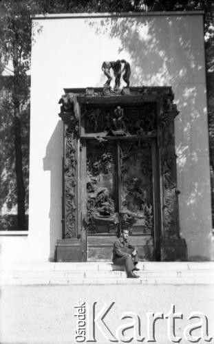 Po 1945, Paryż, Francja.
Karol Świeczewski pod bramą 