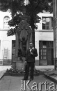 Po 1945, Francja.
Nieznany mężczyzna. Fotografia wykonana przez Marię Świeczewską lub jej męża Karola. Oboje po wojnie wyemigrowali do Argentyny. Małżeństwo przyjaźniło się z pisarzem Witoldem Gombrowiczem.
Fot. NN, kolekcja Marii Świeczewskiej-Wańke, zbiory Biblioteki Polskiej im. Ignacego Domeyki w Buenos Aires (Biblioteca Polaca Ignacio Domeyko), reprodukcje cyfrowe w Ośrodku KARTA w Warszawie