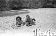 Po 1945, Francja.
Karol Świeczewski z nieznaną kobietą. Fotografia wykonana przez Marię Świeczewską podczas podróży rowerowej po Francji. Oboje po wojnie wyemigrowali do Argentyny. Małżeństwo przyjaźniło się z pisarzem Witoldem Gombrowiczem.
Fot. Maria Świeczewska, kolekcja Marii Świeczewskiej-Wańke, zbiory Biblioteki Polskiej im. Ignacego Domeyki w Buenos Aires (Biblioteca Polaca Ignacio Domeyko), reprodukcje cyfrowe w Ośrodku KARTA w Warszawie