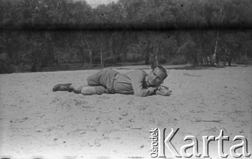 Po 1945, Francja.
Karol Świeczewski. Fotografia wykonana przez Marię Świeczewską podczas podróży rowerowej po Francji. Oboje po wojnie wyemigrowali do Argentyny. Małżeństwo przyjaźniło się z pisarzem Witoldem Gombrowiczem.
Fot. Maria Świeczewska, kolekcja Marii Świeczewskiej-Wańke, zbiory Biblioteki Polskiej im. Ignacego Domeyki w Buenos Aires (Biblioteca Polaca Ignacio Domeyko), reprodukcje cyfrowe w Ośrodku KARTA w Warszawie