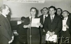 Lata 50., Buenos Aires, Argentyna.
Śpiewaczka pani Musiclado(?) uświetniła audycje w studio Radiostacji 