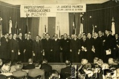 14.07.1956, Buenos Aires, Argentyna.
Chór na scenie na tle sztandarów w sali 