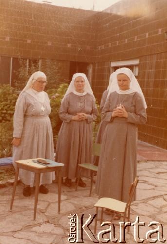 Lata 80., Buenos Aires, Argentyna.
Polskie siostry zmartwychwstanki - Akwina Dąbrowska, Andrea Stec, matka generalna Teresa Maria Jasieńska.
Fot. NN, zbiory Zgromadzenia Sióstr Zmartwychwstania Pańskiego w Buenos Aires, reprodukcje cyfrowe w  Bibliotece Polskiej im. Ignacego Domeyki w Buenos Aires (Biblioteca Polaca Ignacio Domeyko) i w Ośrodku KARTA w Warszawie
