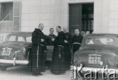 1944-1946, Monte Cassiono, Włochy.
Ojciec Łucjan Łuszczki (1910-1991, aresztowany i zesłany na Kołymę w 1940, w Armii Andersa od 1941, kapelan 6. Lwowskiej Brygady Piechoty, po wojnie pracował w Anglii, Walii i Szkocji, w latach 1960-1971 rektor Polskiej Misji Katolickiej w Argentynie, od 1971 pracował w parafii św. Brunona w Chicago) w towarzystwie braci zakonnych wraca z obiadu, na który został zaproszony przez siostry zakonne.
Fot. NN, akta ojca Łucjana Łuszczki, zbiory  Archiwum Ojców Franciszkanów w Polskiej Misji Katolickiej w Martin Coronado, reprodukcje cyfrowe w Bibliotece Polskiej im. Ignacego Domeyki w Buenos Aires (Biblioteca Polaca Ignacio Domeyko) i w Ośrodku KARTA w Warszawie