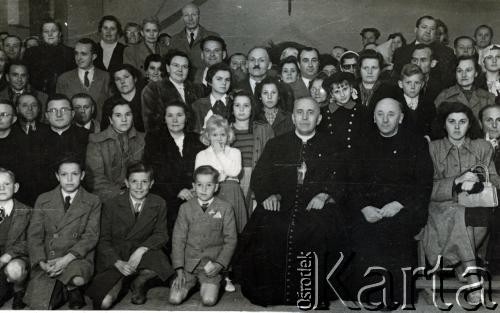 1950, Argentyna.
Wizyta duszpasterska biskupa Józefa Gawliny (siedzi 3. od prawej), od 1949 Opiekuna Duchowego Polaków na uchodźstwie. Towarzyszy mu rektor Polskiej Misji Katolickiej ksiądz Aleksander Michalik (siedzi drugi z prawej). 
Fot. NN, Kronika klasztoru w Martin Coronado, zbiory Archiwum Ojców Franciszkanów w Polskiej Misji Katolickiej w Martin Coronado, reprodukcje cyfrowe w Bibliotece Polskiej im. Ignacego Domeyki w Buenos Aires (Biblioteca Polaca Ignacio Domeyko) i w Ośrodku KARTA w Warszawie