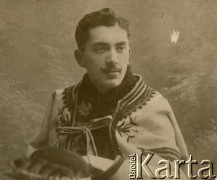 Brak daty, Zakopane, Polska.
Kazimierz Leszczyński (krewny Marii Anny Kruszewskiej) w stroju góralskim. 
Fot. NN, kolekcja Marii Anny Kruszewskiej Pic de Replonge, zbiory  Archiwum Ojców Franciszkanów w Polskiej Misji Katolickiej w Martin Coronado, reprodukcje cyfrowe w  Bibliotece Polskiej im. Ignacego Domeyki w Buenos Aires (Biblioteca Polaca Ignacio Domeyko) i w Ośrodku KARTA w Warszawie