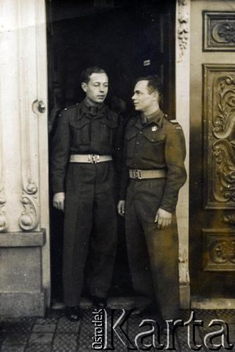 1945-1948, prawdopodobnie Wielka Brytania.
Mieczysław Dominiak (1. z prawej, żołnierz 1 Dywizji Pancernej gen. Maczka) z kolegą.
Fot. NN, kolekcja Hieronima Murawskiego, zbiory  Archiwum Ojców Franciszkanów w Polskiej Misji Katolickiej w Martin Coronado, reprodukcje cyfrowe w  Bibliotece Polskiej im. Ignacego Domeyki w Buenos Aires (Biblioteca Polaca Ignacio Domeyko) i w Ośrodku KARTA w Warszawie