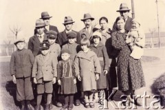 Lata 30., Buenos Aires, Argentyna.
Rodzina Jeleń po przybyciu do Argentyny w drodze do Misiones.
Fot. NN, zbiory Stowarzyszenia Polsko-Argentyńskiego w Wandzie, udostępniła Maria Jejer, reprodukcje cyfrowe w  Bibliotece Polskiej im. Ignacego Domeyki w Buenos Aires (Biblioteca Polaca Ignacio Domeyko) i w Ośrodku KARTA w Warszawie