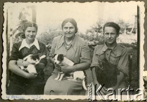 Maj 1948, Gronowo, Polska.
Rodzina Walkowskich - (od prawej) Mieczysław, Irena i Maria.
Fot. NN, udostępniła Jolanta Wolszczynin.