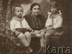 1938, Nowogródek, Polska.
Rodzina Walkowskich - (od lewej) Mieczysław, Irena i Maria.
Fot. NN, udostępniła Jolanta Wolszczynin.