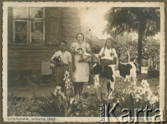 Maj 1948, Gronowo, Polska.
Rodzina Walkowskich - (od lewej) Mieczysław, Irena i Maria.
Fot. NN, udostępniła Jolanta Wolszczynin.