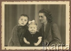 Czerwiec 1942, Teheran, Iran.
Jolanta i Wojciech Wolszczyninowie z matką.
Fot. NN, udostępniła Jolanta Wolszczynin.
