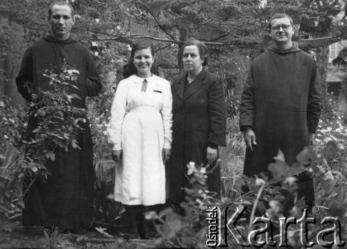 1952, Azara, Misiones, Argentyna.
Ojciec Juan Antoniuk, Ada Maria Kalafarski, jej matka Cecilia Diaz Leal i ojciec Casimiro Kalafarski w opactwie benedyktynów (Victoria  Entre Rios).
Fot. NN, zbiory Asociación Polaca de Posadas, udostępniła Fabiana Śniechowski, reprodukcje cyfrowe w Bibliotece Polskiej im. Ignacego Domeyki w Buenos Aires (Biblioteca Polaca Ignacio Domeyko) i w Ośrodku KARTA w Warszawie 



