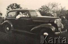 1937, Azara, Misiones, Argentyna.
Chevrolet Tadeo Kalafarski kierowany przez jego brata Juana.
Fot. NN, zbiory Asociación Polaca de Posadas, udostępniła Fabiana Śniechowski, reprodukcje cyfrowe w Bibliotece Polskiej im. Ignacego Domeyki w Buenos Aires (Biblioteca Polaca Ignacio Domeyko) i w Ośrodku KARTA w Warszawie 



