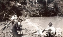 Lata 20., okolice Cachuera, Misiones, Argentyna.
Juan Szychowski (1890-1960, założyciel Amandy, przedsiębiorstwa produkującego yerba mate i ryż) w trakcie prac nad potokiem Chimiray. Zbudował tam tamę, która spiętrzyła wodę i utworzyła sztuczne jezioro. J. Szychowski następnie wykopał kanał, którym doprowadził spiętrzoną wodę do fabryki, która wprawiała w ruch 3,5 metrowe koło młyńskie, w późniejszym czasie zastąpione turbiną Kaplana produkującą energię elektryczną potrzebną do napędzania maszyn w jego fabryce.
Fot. NN, zbiory rodziny Szychowskich, reprodukcje cyfrowe w Bibliotece Polskiej im. Ignacego Domeyki w Buenos Aires (Biblioteca Polaca Ignacio Domeyko) i w Ośrodku KARTA w Warszawie