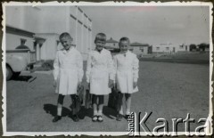 1960, Comodoro Rivadavia, prowincja Chubut, Argentyna.
Daniel Zacharko (w środku) z kolegami w drodze do szkoły.
Fot. NN, zbiory Adeli Kozlowski i Eugeniusza Zacharko, reprodukcje cyfrowe w Bibliotece Polskiej im. Ignacego Domeyki w Buenos Aires (Biblioteca Polaca Ignacio Domeyko) i w Ośrodku KARTA w Warszawie.




