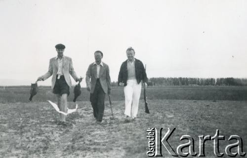 Lata 60., Kilometro 8, Comodoro Rivadavia, prowincja Chubut, Argentyna.
Eugeniusz Zacharko (z prawej) z przyjaciółmi na polowaniu.
Fot. NN, zbiory Adeli Kozlowski i Eugeniusza Zacharko, reprodukcje cyfrowe w Bibliotece Polskiej im. Ignacego Domeyki w Buenos Aires (Biblioteca Polaca Ignacio Domeyko) i w Ośrodku KARTA w Warszawie.
