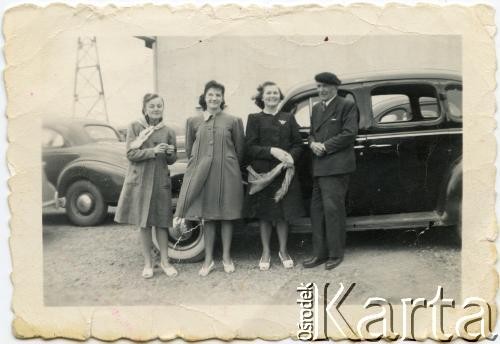 1942, Sarmiento, prowincja Chubut, Argentyna.
Irena Milek z koleżankami i inżynierem Enrique Ducos (z prawej).
Fot. NN, zbiory Ireny Milek, reprodukcje cyfrowe w Bibliotece Polskiej im. Ignacego Domeyki w Buenos Aires (Biblioteca Polaca Ignacio Domeyko) i w Ośrodku KARTA w Warszawie.