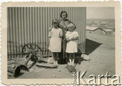 1936, Comodoro Rivadavia, prowincja Chubut, Argentyna.
Dom Polski. Irena Milek z matką Cecylią.
Fot. NN, zbiory Ireny Milek, reprodukcje cyfrowe w Bibliotece Polskiej im. Ignacego Domeyki w Buenos Aires (Biblioteca Polaca Ignacio Domeyko) i w Ośrodku KARTA w Warszawie.