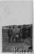 1944, Comodoro Rivadavia, prowincja Chubut, Argentyna.
Janina Koprowski (pierwsza z prawej), Eugenia Koprowski (druga z prawej) i Wanda Koprowski (trzecia z prawej).
Fot. NN, zbiory Enrique Koprowskiego, reprodukcje cyfrowe w Bibliotece Polskiej im. Ignacego Domeyki w Buenos Aires (Biblioteca Polaca Ignacio Domeyko) i w Ośrodku KARTA w Warszawie.