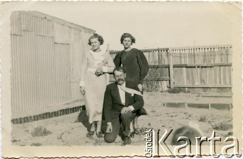 30.08.1936, Comodoro Rivadavia, prowincja Chubut, Argentyna.
Wanda Koprowski (z lewej) - siostra Enrique Koprowskiego - Eugenia Koprowski i Jan Samoluta.
Fot. NN, zbiory Enrique Koprowskiego, reprodukcje cyfrowe w Bibliotece Polskiej im. Ignacego Domeyki w Buenos Aires (Biblioteca Polaca Ignacio Domeyko) i w Ośrodku KARTA w Warszawie.
