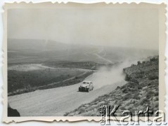 Lata 60., Comodoro Rivadavia, Argentyna.
Rajd samochodowy.
Fot. NN, zbiory Roberto Carlosa Szymanskiego, reprodukcje cyfrowe w  Bibliotece Polskiej im. Ignacego Domeyki w Buenos Aires (Biblioteca Polaca Ignacio Domeyko) i w Ośrodku KARTA w Warszawie