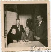 16.03.1943, Radom, Polska.
Rodzina.
Fot. NN, zbiory Juana Ludvica Figny, reprodukcje cyfrowe w Bibliotece Polskiej im. Ignacego Domeyki w Buenos Aires (Biblioteca Polaca Ignacio Domeyko) i w Ośrodku KARTA w Warszawie.