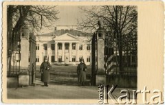 Po 1939, Warszawa, Polska.
Belweder.
Fot. NN, zbiory Juana Ludvica Figny, reprodukcje cyfrowe w Bibliotece Polskiej im. Ignacego Domeyki w Buenos Aires (Biblioteca Polaca Ignacio Domeyko) i w Ośrodku KARTA w Warszawie.