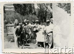 1956 lub 1957, Comodoro Rivadavia, prowincja Chubut, Argentyna.
Asado (argentyńska odmiana grilla). Mieczysław Dola (pierwszy z lewej) i Zofia Socha (druga z lewej).
Fot. NN, zbiory Moniki Mickiewicz, reprodukcje cyfrowe w Bibliotece Polskiej im. Ignacego Domeyki w Buenos Aires (Biblioteca Polaca Ignacio Domeyko) i w Ośrodku KARTA w Warszawie.