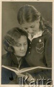 Lata 20., Wilno, Polska. 
Krystyna Burhardt (stoi) z kuzynką Izabelą.
Fot. NN, zbiory Moniki Mickiewicz, reprodukcje cyfrowe w Bibliotece Polskiej im. Ignacego Domeyki w Buenos Aires (Biblioteca Polaca Ignacio Domeyko) i w Ośrodku KARTA w Warszawie.