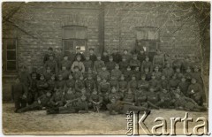 Lata 20., prawdopodobnie Gostynin, Polska.
Korpus podoficerski.
Fot. NN, zbiory Reginy Gaski, reprodukcje cyfrowe w  Bibliotece Polskiej im. Ignacego Domeyki w Buenos Aires (Biblioteca Polaca Ignacio Domeyko) i w Ośrodku KARTA w Warszawie.

