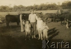 Lata 60., okolice Coronel du Graty, prowincja Chaco, Argentyna.
Sonia Herbut (2. z prawej), Mario Herbut (1. z prawej) z nieznanymi dziećmi. 
Fot. NN, zbiory Władysława Herbuta, reprodukcje cyfrowe w Bibliotece Polskiej im. Ignacego Domeyki w Buenos Aires (Biblioteca Polaca Ignacio Domeyko) i w Ośrodku KARTA w Warszawie.