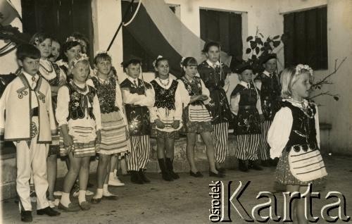 10.11.1966, San Justo, prowincja Buenos Aires, Argentyna.
Dzieci w strojach ludowych - m.in. siostrznice Marii Kramarz - Maria i Jadwiga Micewicz.
Fot. NN, zbiory Marii Kramarz, reprodukcje cyfrowe w Bibliotece Polskiej im. Ignacego Domeyki w Buenos Aires (Biblioteca Polaca Ignacio Domeyko) i w Ośrodku KARTA w Warszawie.