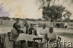 Brak daty, prowincja Chaco, Argentyna. 
Polska rodzina przy stole.
Fot. NN, zbiory Stanisława Wojtuń, reprodukcje cyfrowe w Bibliotece Polskiej im. Ignacego Domeyki w Buenos Aires (Biblioteca Polaca Ignacio Domeyko) i w Ośrodku KARTA w Warszawie.