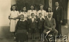 Lata 50., Villa Angela, prowincja Chaco, Argentyna.
Rodzina Kramarzy - Ignacy Kramarz (siedzi 1. z lewej), Józef Kramarz (2. z lewej, w pierwszym rzędzie), Maria Kramarz (stoi w drugim rzędzie, 1. z lewej), Bronisław Kramarz (stoi 1. z prawej),  i Króli - Bronisław Król (stoi przy Józefie Kramarzu), Katarzyna Król i Zofia Król.
Fot. NN, zbiory Marii Oszust i Wieńczysława Boczarów, reprodukcje cyfrowe w Bibliotece Polskiej im. Ignacego Domeyki w Buenos Aires (Biblioteca Polaca Ignacio Domeyko) i w Ośrodku KARTA w Warszawie.