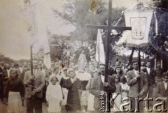 Lata 40., Pampa Bolsa, prowincja Chaco, Argentyna.
Rodziny polskie idą w procesji. Krzyż niesie Szkrabko.
Fot. NN, Isidoro Wojtuń, reprodukcje cyfrowe w Bibliotece Polskiej im. Ignacego Domeyki w Buenos Aires (Biblioteca Polaca Ignacio Domeyko) i w Ośrodku KARTA w Warszawie.