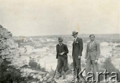 Lata 30., Buczacz, Polska.
Stefan Szymula (1. z lewej) - przed wojną pracował w Powiatowym Zarządzie Drogowym w Buczaczu. Po wrześniu 1939 ukrywał się. Aresztowany po nieudanej ucieczce do Rumunii, osadzony w więzieniu w Czortkowie, później w Starobielsku. Skazany na 5 lat obozu, zesłany w styczniu 1941 roku na Syberię. Dostał się do Armii Andersa, z którą został ewakuowany do Iranu. Przeszedł z nią cały szlak bliskowschodni. W Palestynie ukończył Szkołę Podchorążych Piechoty Rezerwy i został mianowany porucznikiem. Walczył pod Monte Cassino, w dniu zakończenia wojny ożenił się z Włoszką Silvią Valli. W 1948 roku emigrował do Argentyny. Na zdjęciu z kolegami.
Fot. NN, zbiory Silvii Szymuli, reprodukcje cyfrowe w  Bibliotece Polskiej im. Ignacego Domeyki w Buenos Aires (Biblioteca Polaca Ignacio Domeyko) i w Ośrodku KARTA w Warszawie